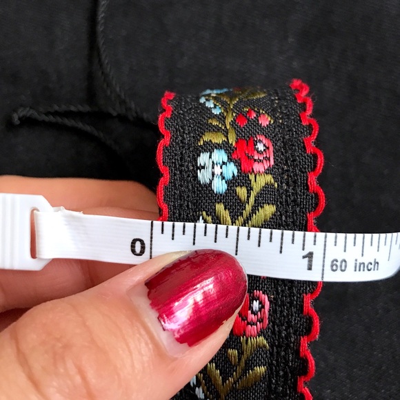 ๑ Vintage Floral Embroidered Trim Bracelet ๑ - Picture 4 of 4